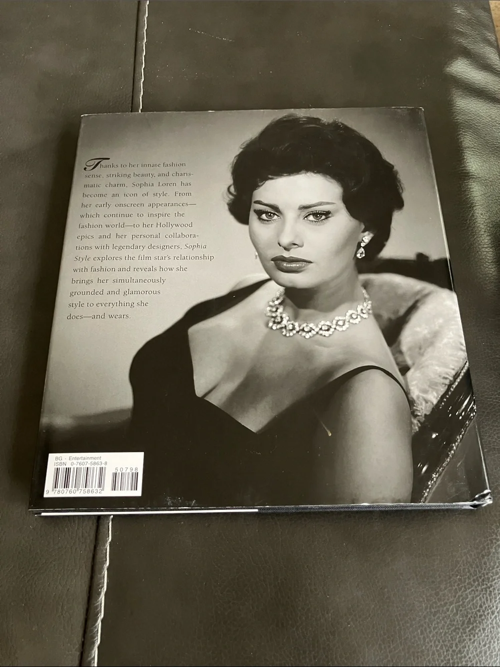 Barnes & Noble image shows